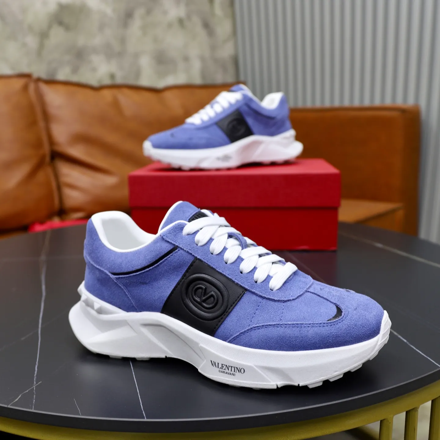 Ex-factory price: 440💰VALENTINO/Valentino Men's latest low-top thick-soled sports shoes are shipped. Made with heavy industry, men's fine casual sports shoes, versatile style. Original leather, rubber lines embellished with geometric segmented uppers, hand-sewn with precision, novel and fashionable style, rubber soles with rivet details on the front and back, VALENTINO GARAVANI LOGO printed on the side, and Valentino Garavani decorative inlay on the tongue. Logo, comfortable, breathable and durable on the feet! Comes with full original packaging! Code number: 38-39-40-41-42-43-44 (45 can be customized)